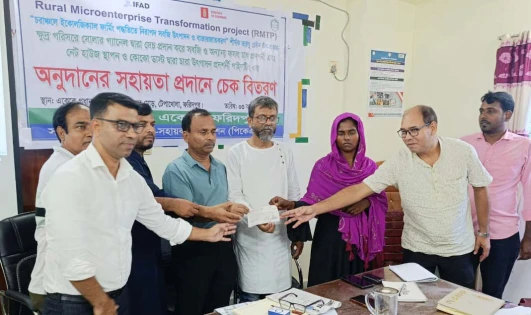 ফরিদপুরে একেকের উদ্যোগে অনুদানের চেক বিতরণ